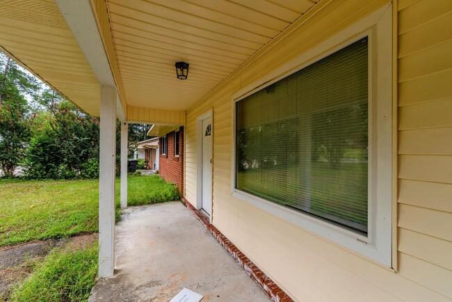 Building Photo - $1,499- Spacious 3 bed/2 bath single-famil...