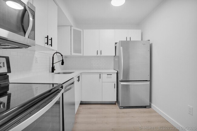 Building Photo - 3701 N Country Club Dr