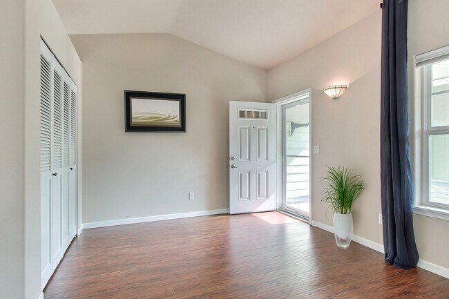 Building Photo - 1451 Thompson Cir