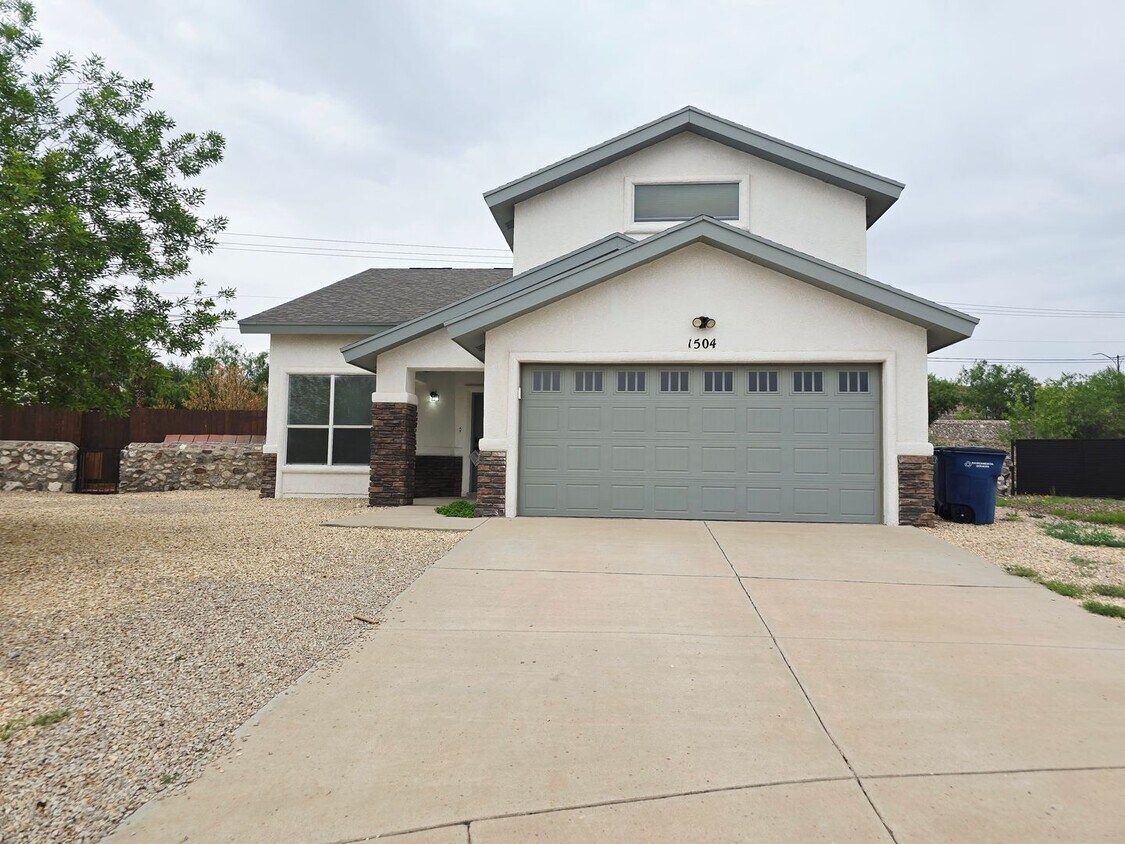 Foto principal - Charming 3 bedroom, 2.5 bath home in West ...