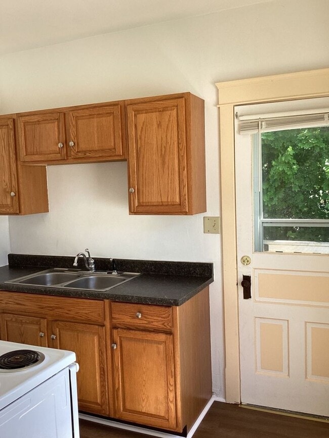 Building Photo - 206 Lincoln Way E