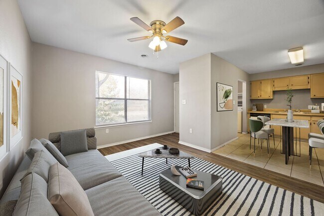 Building Photo - Cozy 2/1 Duplex Near I-49 and U of A