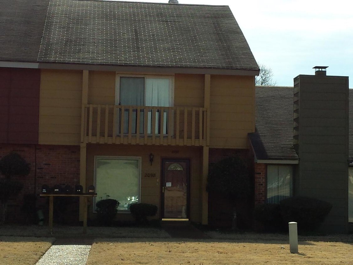 Primary Photo - 2098 7 Oaks Dr