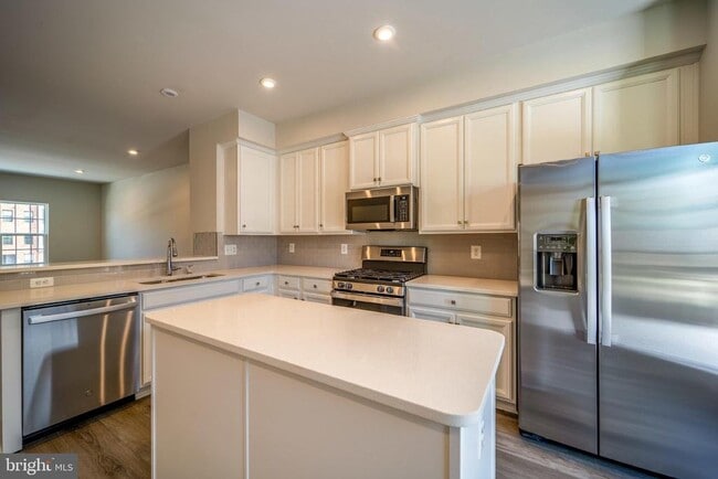 Building Photo - 14064 Sunrise Valley Dr