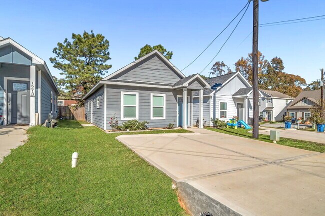 Foto del edificio - MOVE IN READY - Like NEW built in 2023, this 3 bedroom, 2  bath quaint home provides comfort and ...