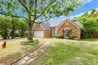 Building Photo - 2106 Heather Dr