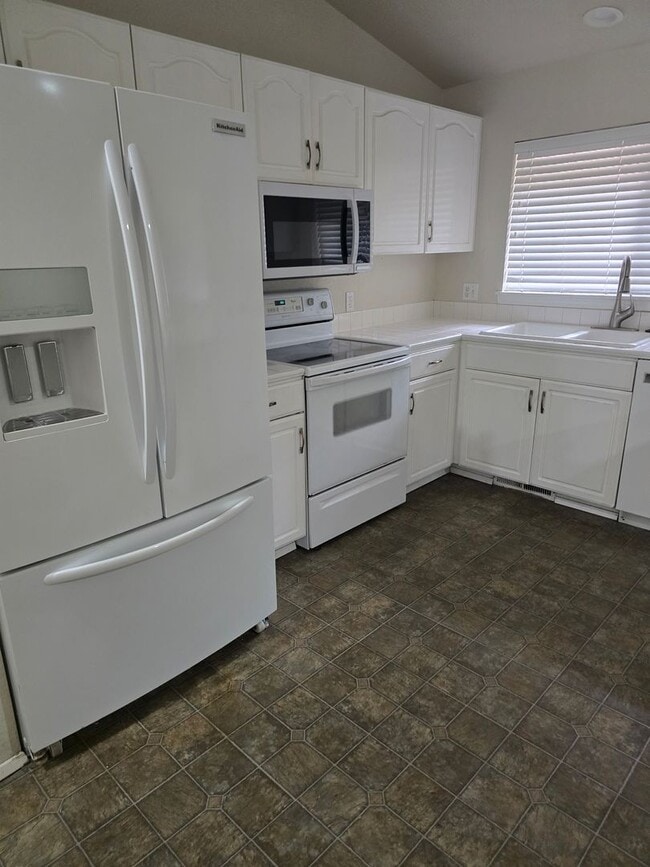 Building Photo - MM2240-1