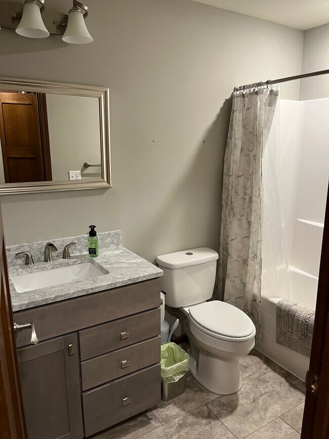 Foto del edificio - 422 Green Bay St