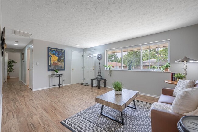 Foto del edificio - 5276 Buckner Dr