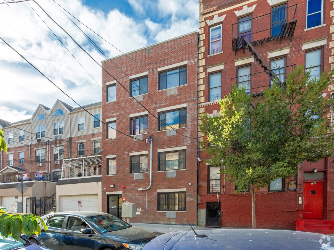 Foto del edificio - 746 E 214th St