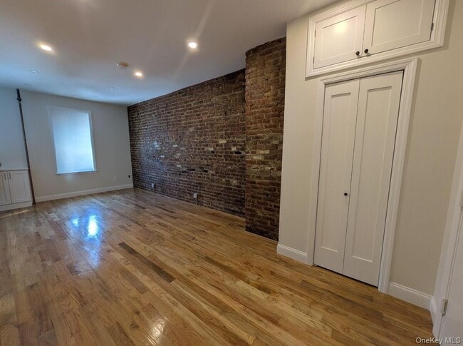 Building Photo - 104-44 42nd Ave