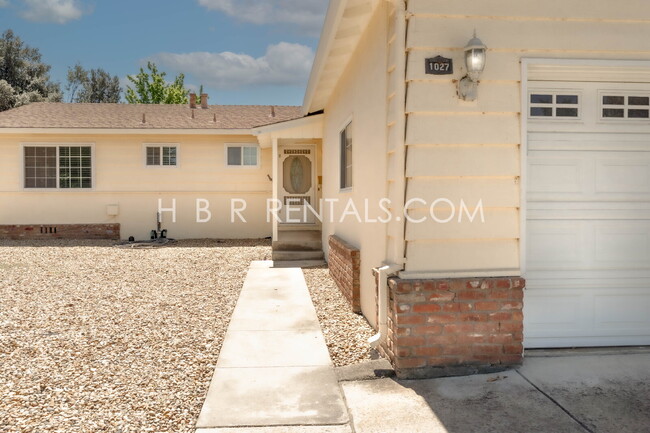 Foto del edificio - Charming Three Bedroom Single Story Liverm...