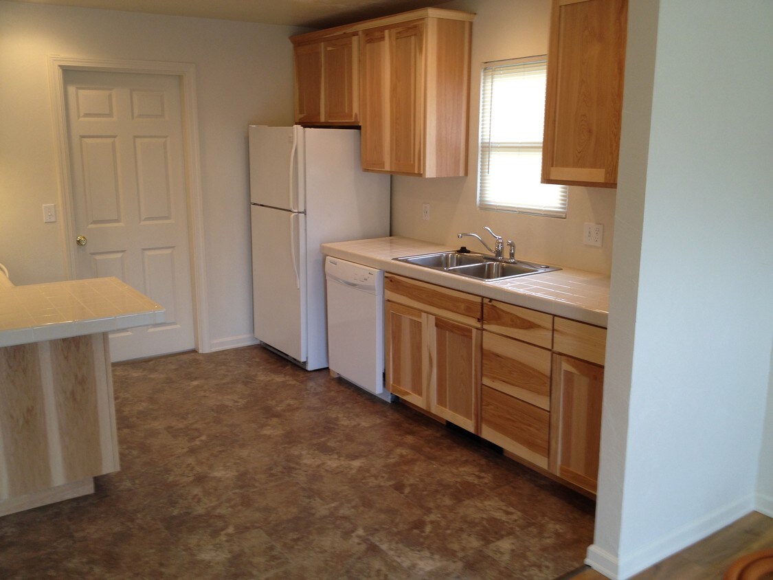 927 A St, Springfield, OR 97477 Townhome Rentals in Springfield OR