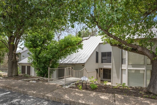 Building Photo - LAKEWAY Fully Furnished Corporate STR!  Up...