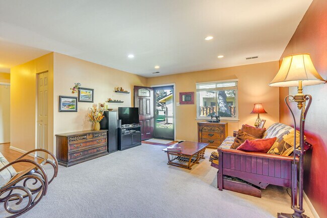 Building Photo - 8406 Mina Loma Ct