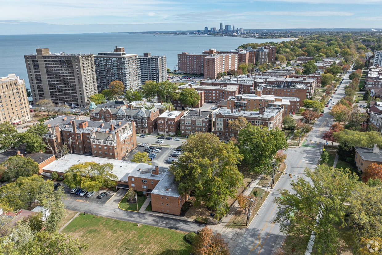 Primary Photo - Shady Cove Apartments
