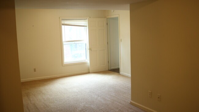 Building Photo - 4964 Sherman Oaks Dr
