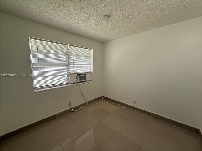 Building Photo - 883 NE 40th St