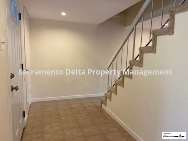 Building Photo - Updated 3 Bedroom Townhome in North Tahoe Park