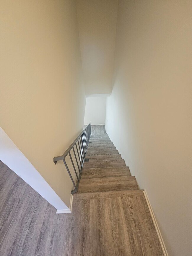 Building Photo - 2 bed 1.5 bath for rent just minutes away from the beach