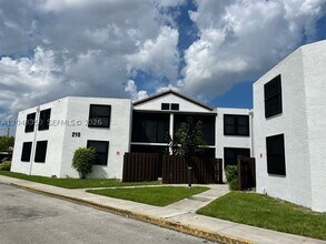 Building Photo - 215 Lake Pointe Dr