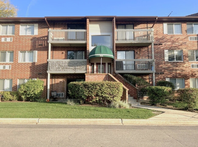 Building Photo - 960 N Lakeside Dr