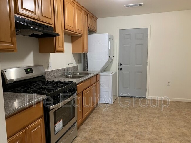 Building Photo - 1613 E Douglas Ave