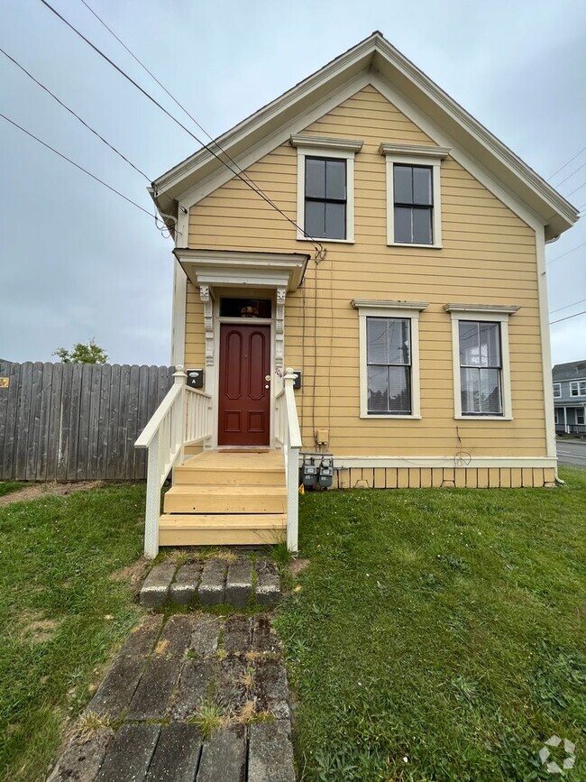 Building Photo - 704 M St