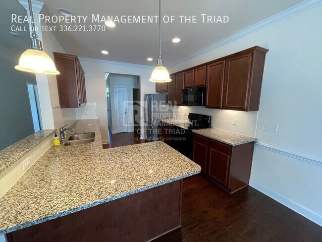 Foto del edificio - **MOVE IN SPECIAL!** Extraordinary End Uni...