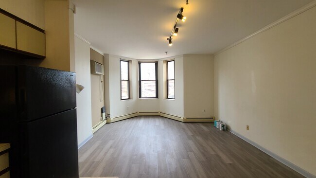 Building Photo - 4905 Park Ave
