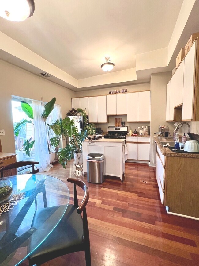 Building Photo - 2303 W North Ave