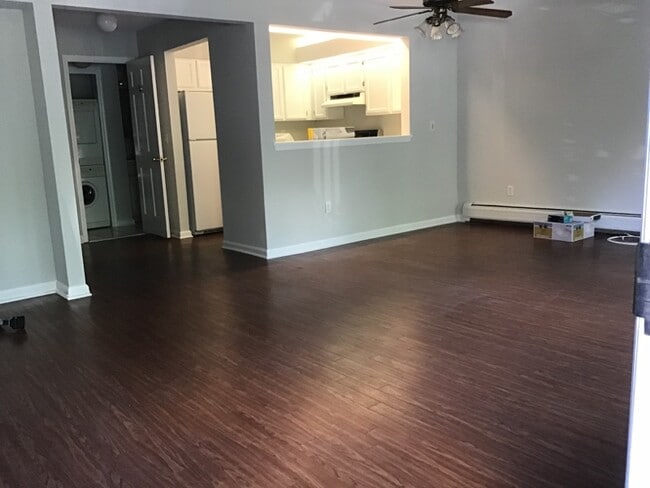Foto del edificio - 1465 E Putnam Ave