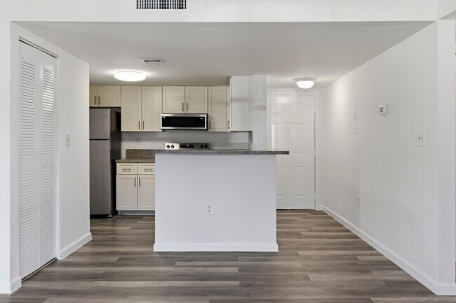 Foto del edificio - 9877 Nob Hill Ct