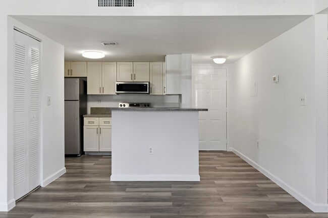 Building Photo - 9877 Nob Hill Ct