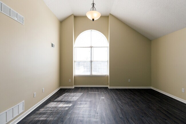 Building Photo - Welcome to Greenwood!