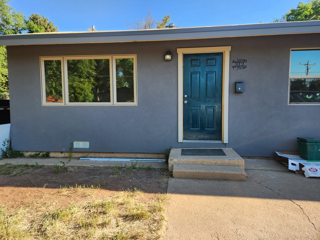 Foto principal - 312 E 3rd St