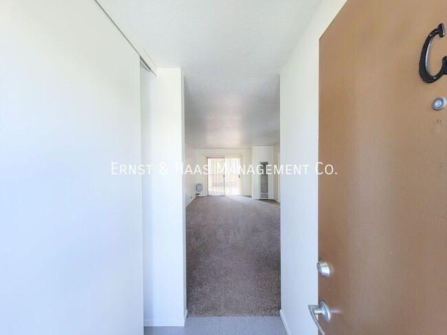 Foto del edificio - Wonderful  1-Bedroom Garden Apartment with...