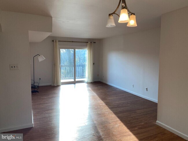 Building Photo - 5422 Valley Green Dr