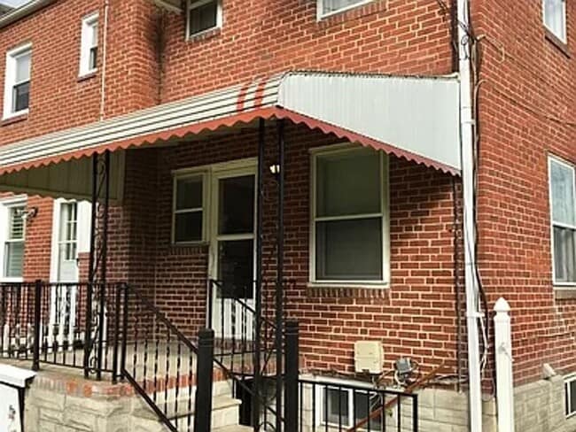 Building Photo - 2 Bedroom Townhome with Vintage Charm in B...