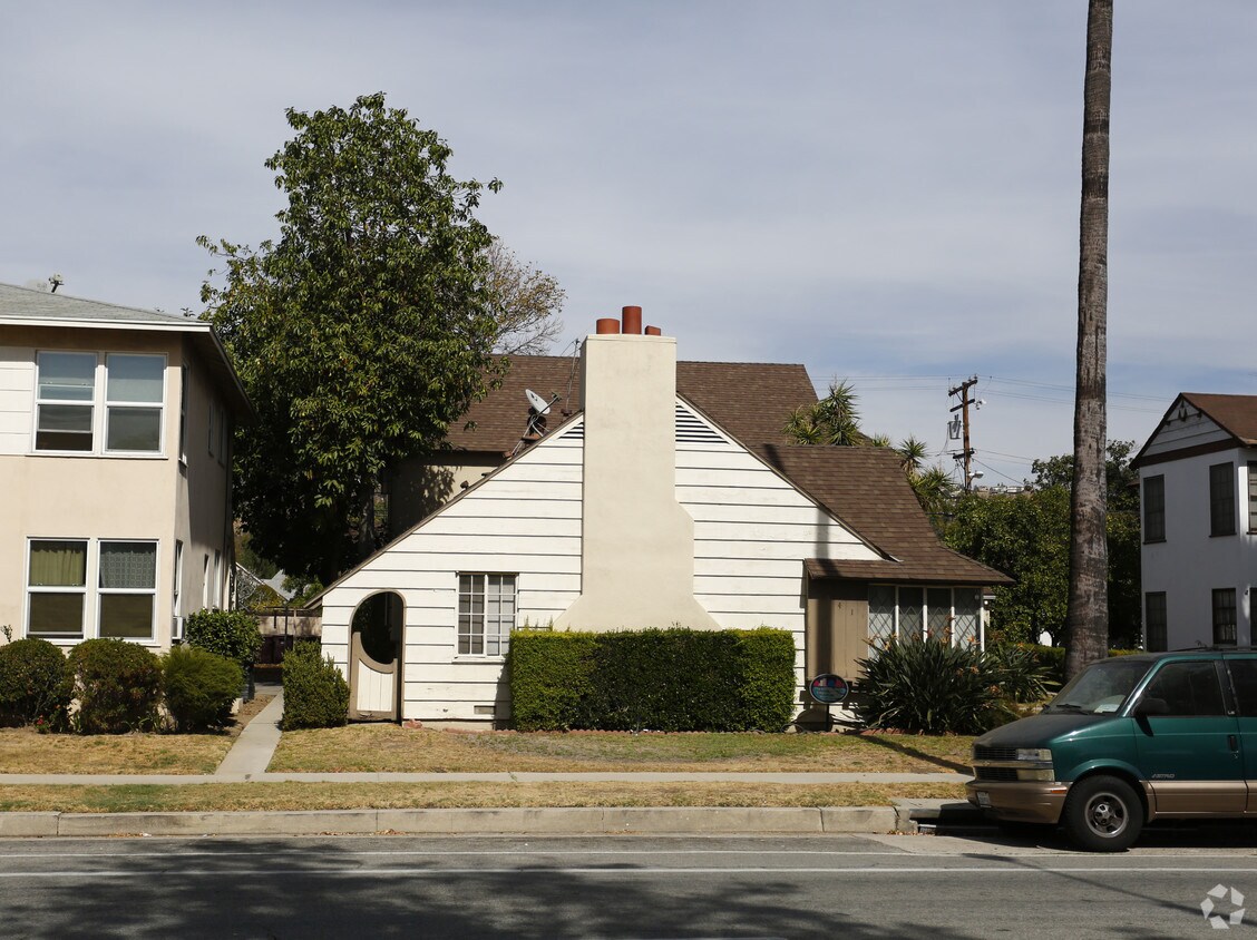 Building - 941 W Glenoaks Blvd
