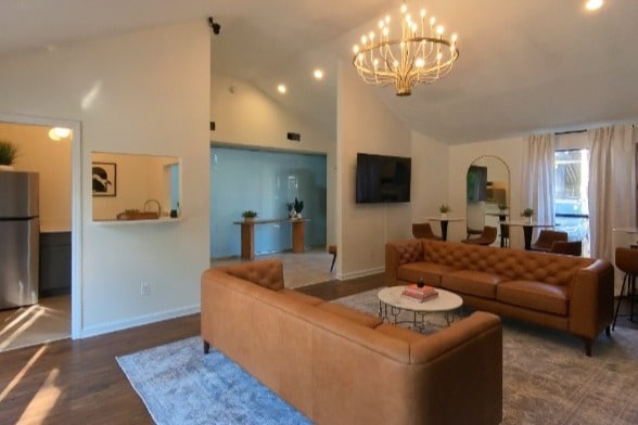 Casa club amueblada con cocina americana y acabados de lujo. - Fox Lake Apartment Homes
