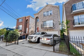 Building Photo - 49 Seabury St