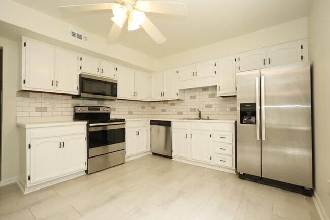 Foto del edificio - 8807 Hunter Ridge Dr