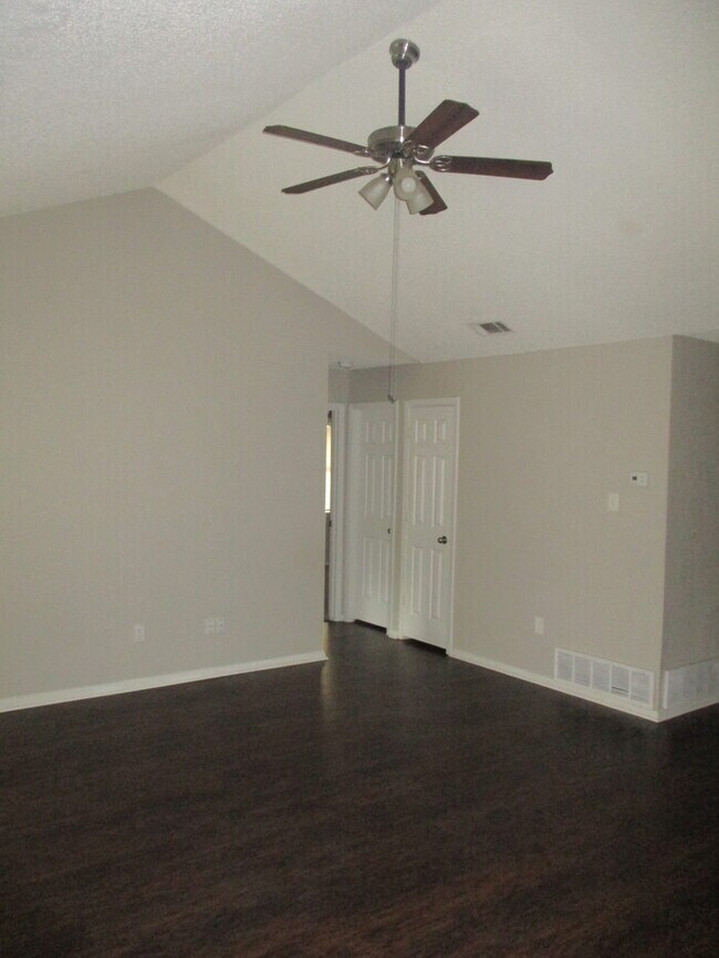 Building Photo - 208 Cambridge Dr