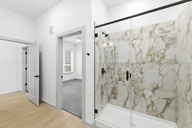 Ducha con azulejos y puertas de cristal - Wixby House