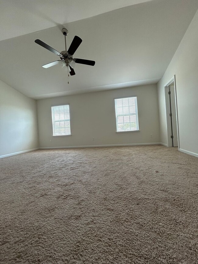 Foto del edificio - Beautiful 3-Bed, 2.5 Bath Home with Open F...