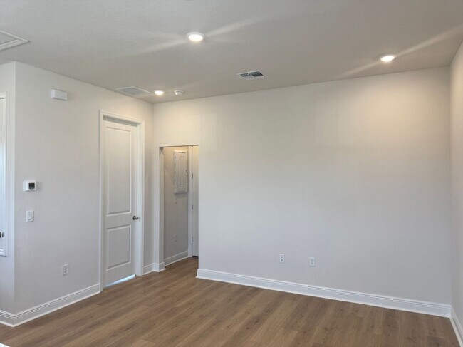 Foto del edificio - 5364 Spaderdock Ln