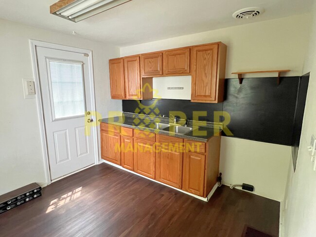 Building Photo - 2 bedrooms 1 bathroom house