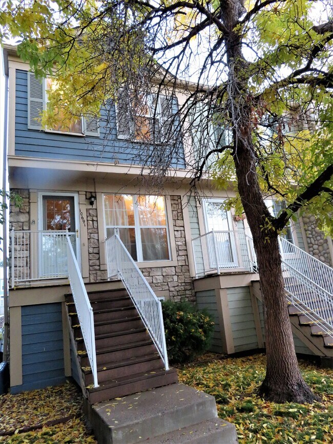 Foto del edificio - $2,670.95 with $500 Off the first month's rent, 3 Beds - 3 Baths, Townhouse in Lakewood with Cent...