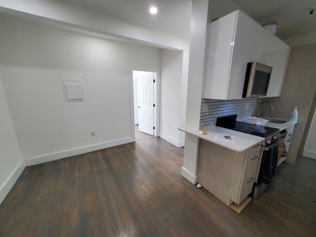 Building Photo - 5 Peterborough St